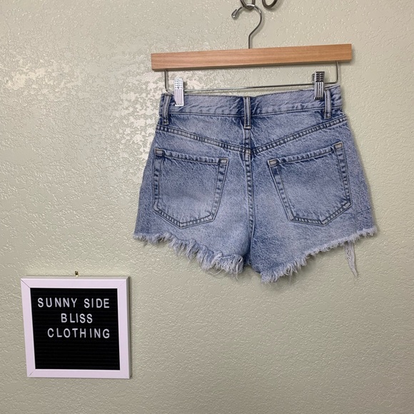 Pacsun Light Wash Vintage High Rise Distressed Denim Shorts Size 25 - Picture 6 of 9